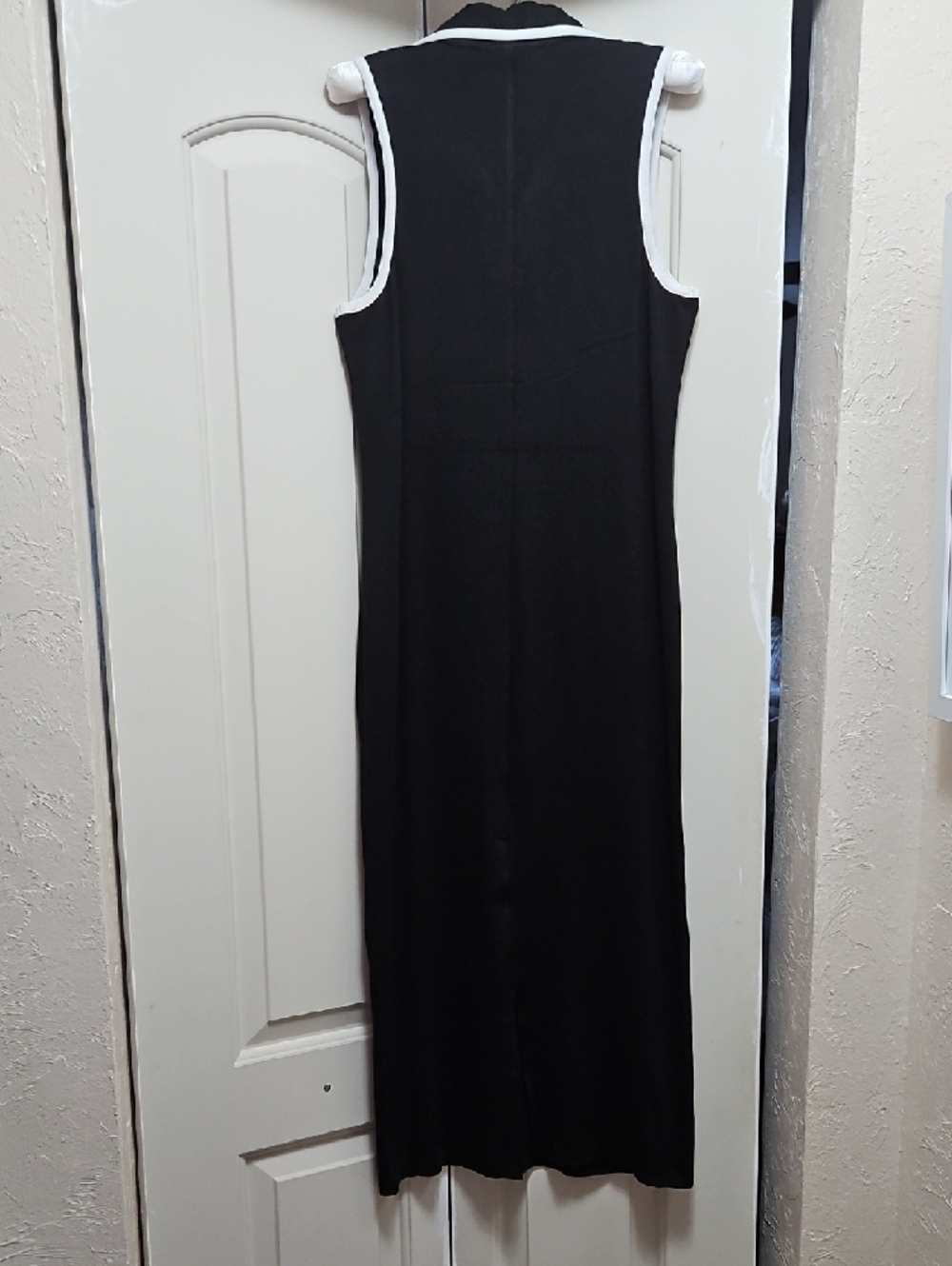 Elie Tahari Black Sleeveless Midi Dress with White Trim and a Lower Back Slit - Picture 3 of 11
